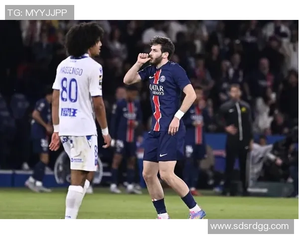 国王杯激战巴黎圣日耳曼大胜切尔西神奇扑救引发全场欢呼与转会热议