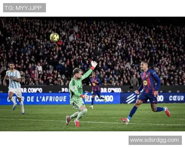 西甲焦点战巴萨与巴黎圣日耳曼激战成和红牌事件引发全场热议