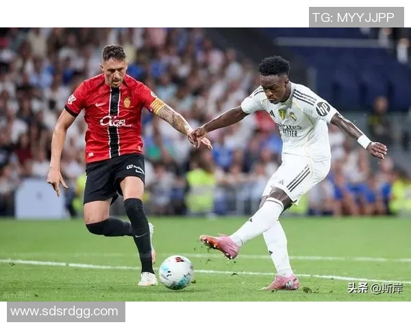 足总杯惊天逆转里昂5-1狂胜皇马争议判罚引发全场热议