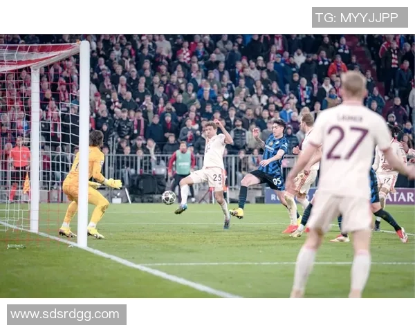 欧冠激战：多特蒙德6比2逆袭拜仁红牌争议引发全场热议