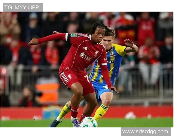 意甲激战：里昂小胜利物浦红牌事件引发全场热议与争议